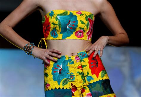  Nomadic Fashion: Adventures on the Runways of Mexico A vibrant tapestry woven with threads of cultural fusion and avant-garde expression